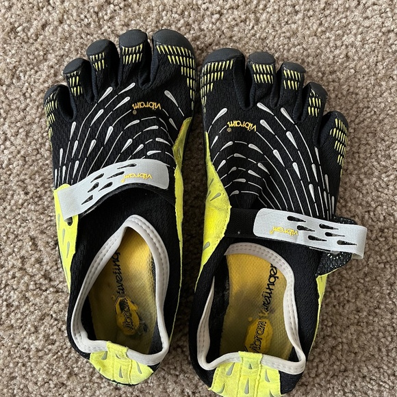 Vibram FiveFingers Size 8-8.5 EU40 
Great shoes, just too big for me! - Picture 1 of 3
